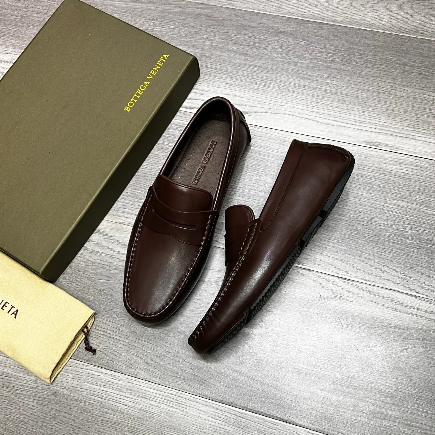 Factory price 480 BV 〰️Purely handmade classic men's beanie shoes👉👉driving shoes, slip-on shoes, made of imported cowhide from Italy, 💕water-dyed cowhide lining, 🔊original outsole, waterproof platform design, comfortable on the feet. A good choice for traveling and driving, two colors available, code number: 38-44, (45 can be customized)
